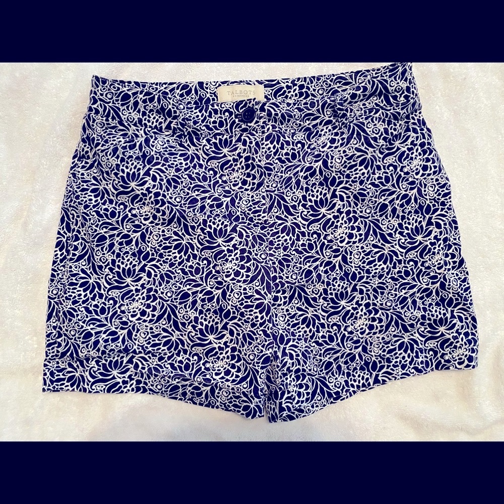 Women’s size 10P Talbots navy blue and white shorts in excellent condition.